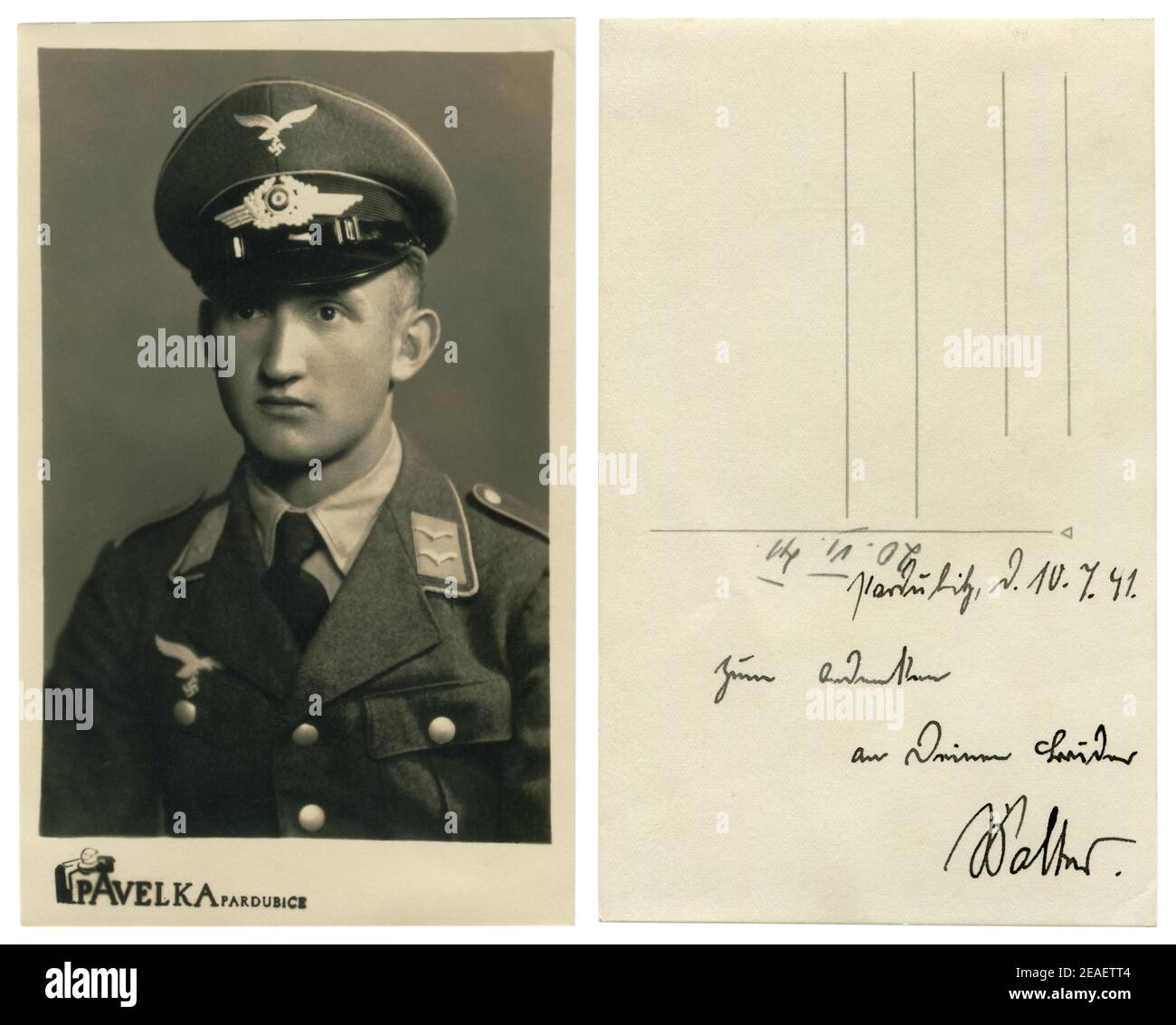 Photo historique allemande : jeune homme beau, Unterfeldsbel de l'armée de l'air (Luftwaffe) en uniforme militaire, Pardubice, tchèque occupé, troisième Reich 1941 Banque D'Images