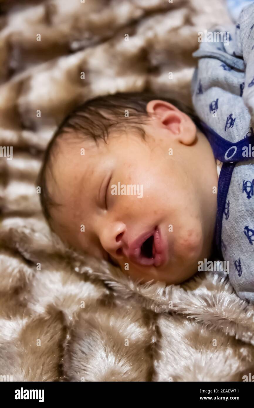 Beau Bebe Dormant Sur Un Lit Portrait D Un Bebe Endormi Garcon Photo Stock Alamy