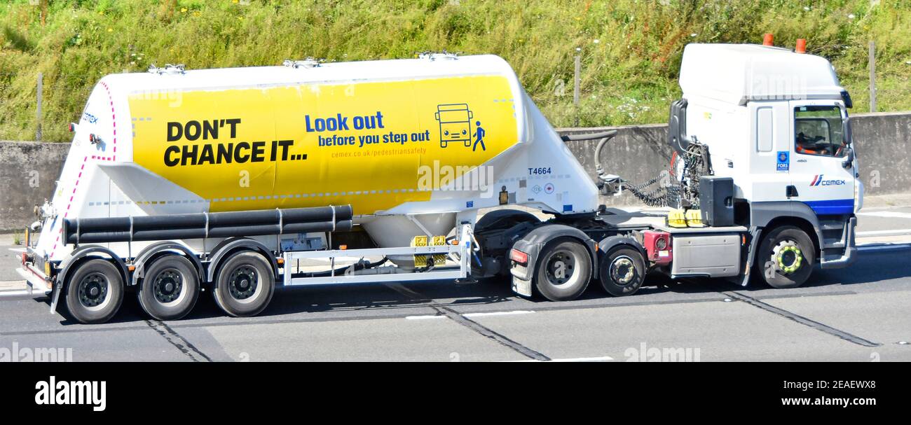 Vue latérale Cemex business hgv camion et ciment en vrac remorque de camion-citerne à poudre sèche annonçant des graphiques pour sa sécurité des piétons Site Web Angleterre Royaume-Uni Banque D'Images