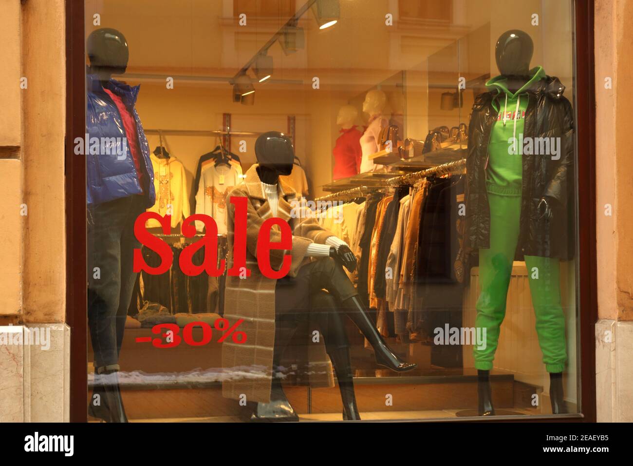 Cracovie. Cracovie, Pologne. Vente de vêtements. Vitrine avec affiche de vente à 30 %. Vêtements d'hiver. Banque D'Images