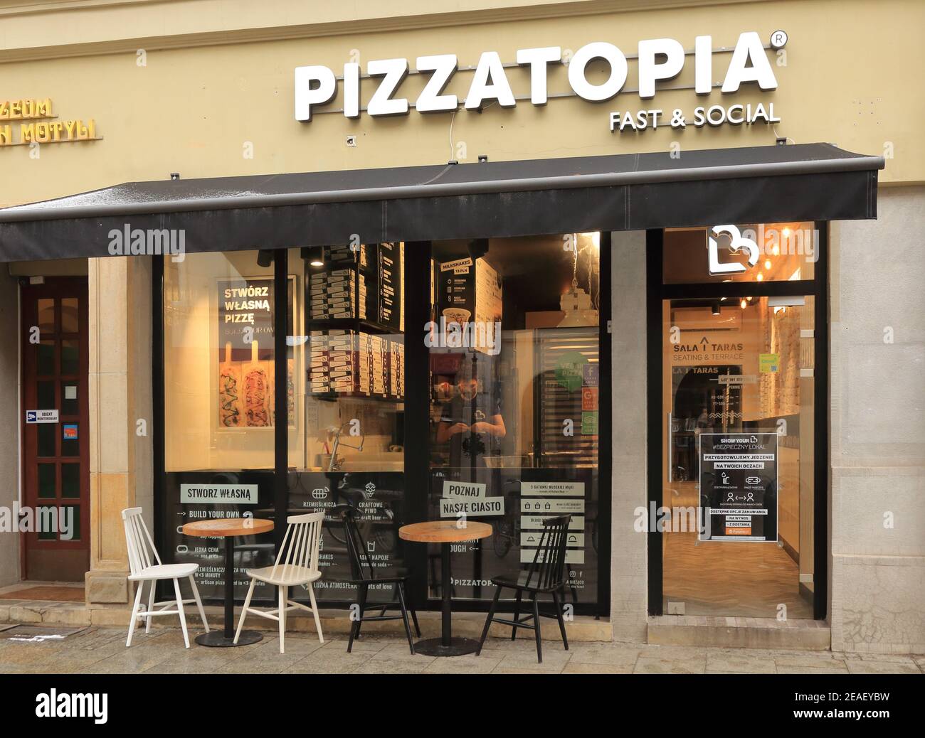 Cracovie. Cracovie, Pologne. Logo Pizzatopia sur la façade du restaurant et plats à emporter. Banque D'Images