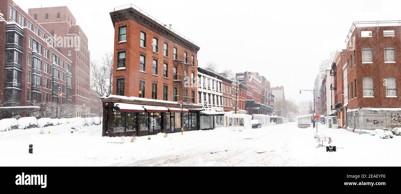 Scène de rue enneigée sur Greenwich Avenue à l'ouest Village de New York après un blizzard d'hiver Banque D'Images