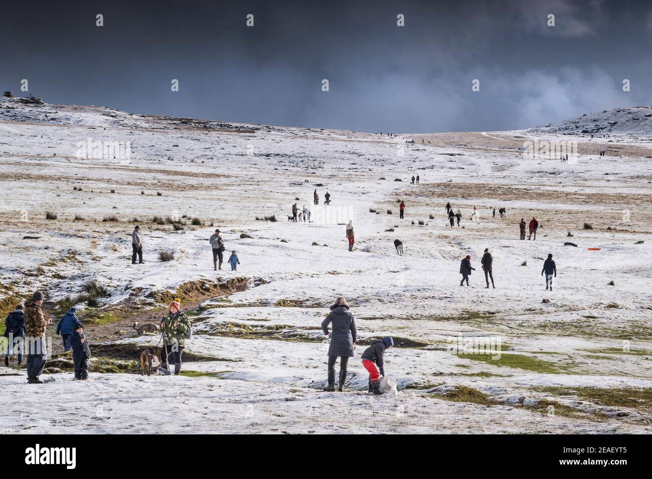 Neige sur la route sauvage sauvage sauvage de Bodmin Moor dans Cornwall. Banque D'Images