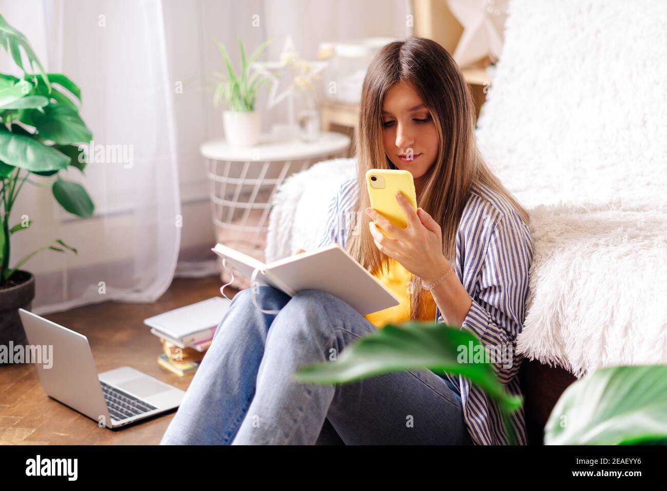 Woman with laptop and phone Banque D'Images