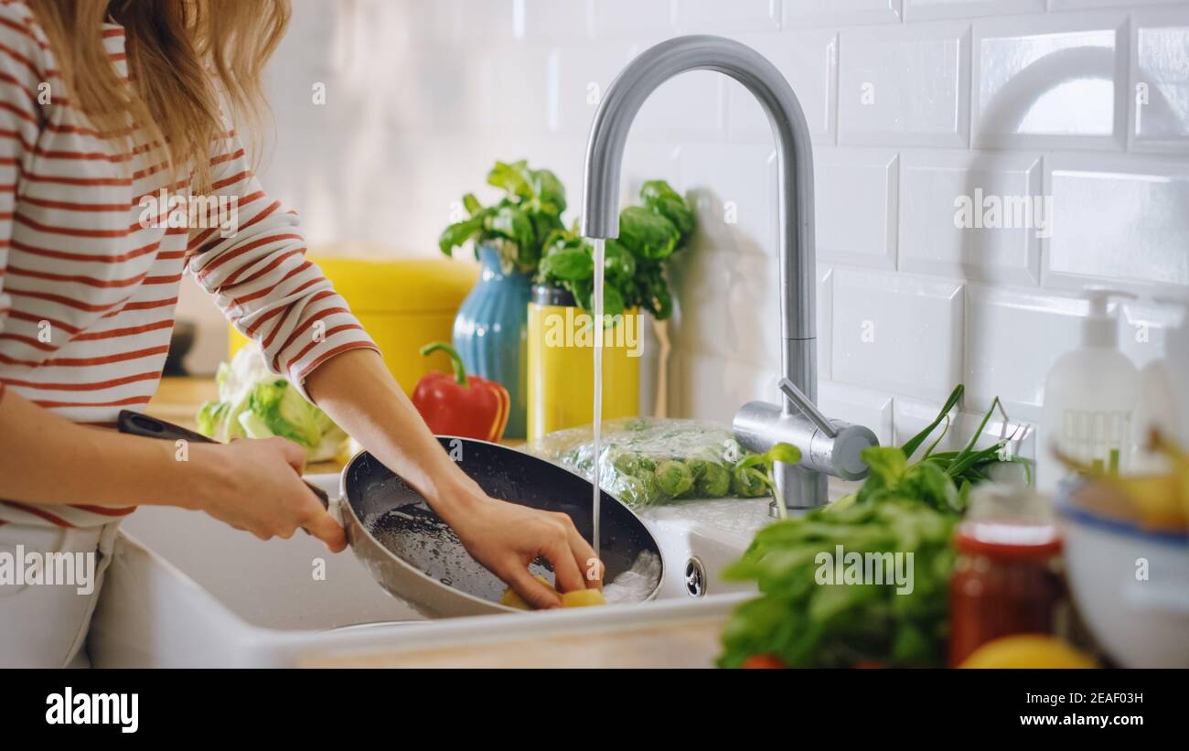 Gros plan photo d'une femme lavant une poêle avec un liquide de nettoyage  sous l'eau du robinet. Utilisation du lave-vaisselle dans une cuisine  moderne. Régime naturel propre et Photo Stock - Alamy