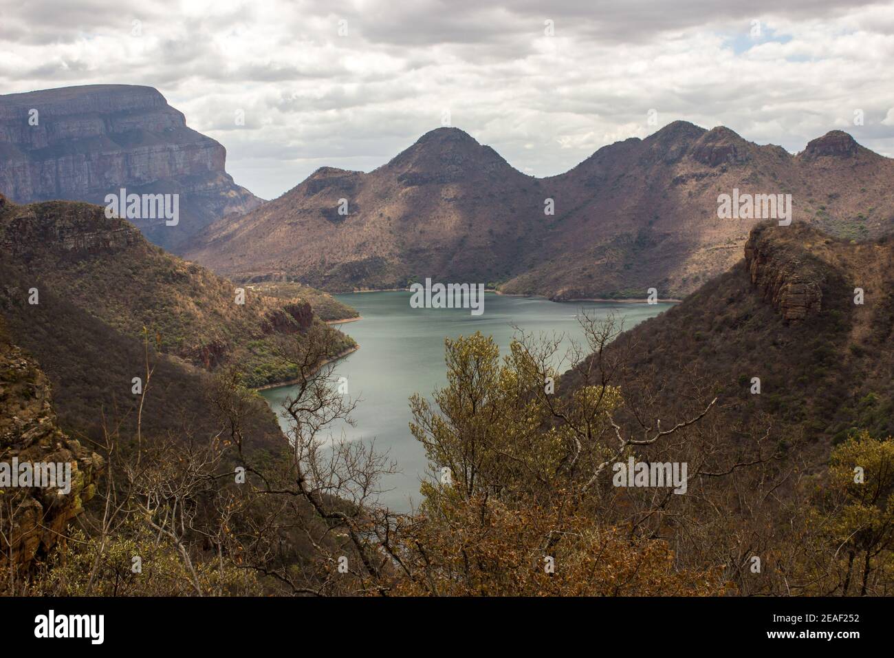 Le Blyde Damn pendant une journée de débordement, entouré par les montagnes de la grande escarpement, comme vu du bord de la rivière Blyde Canyon, en Afrique du Sud Banque D'Images