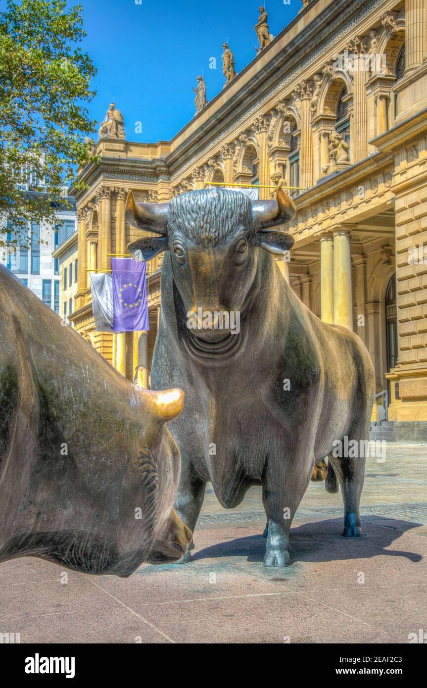 Statues d'un ours et d'un taureau devant le bâtiment de la Bourse de Francfort, en Allemagne Banque D'Images