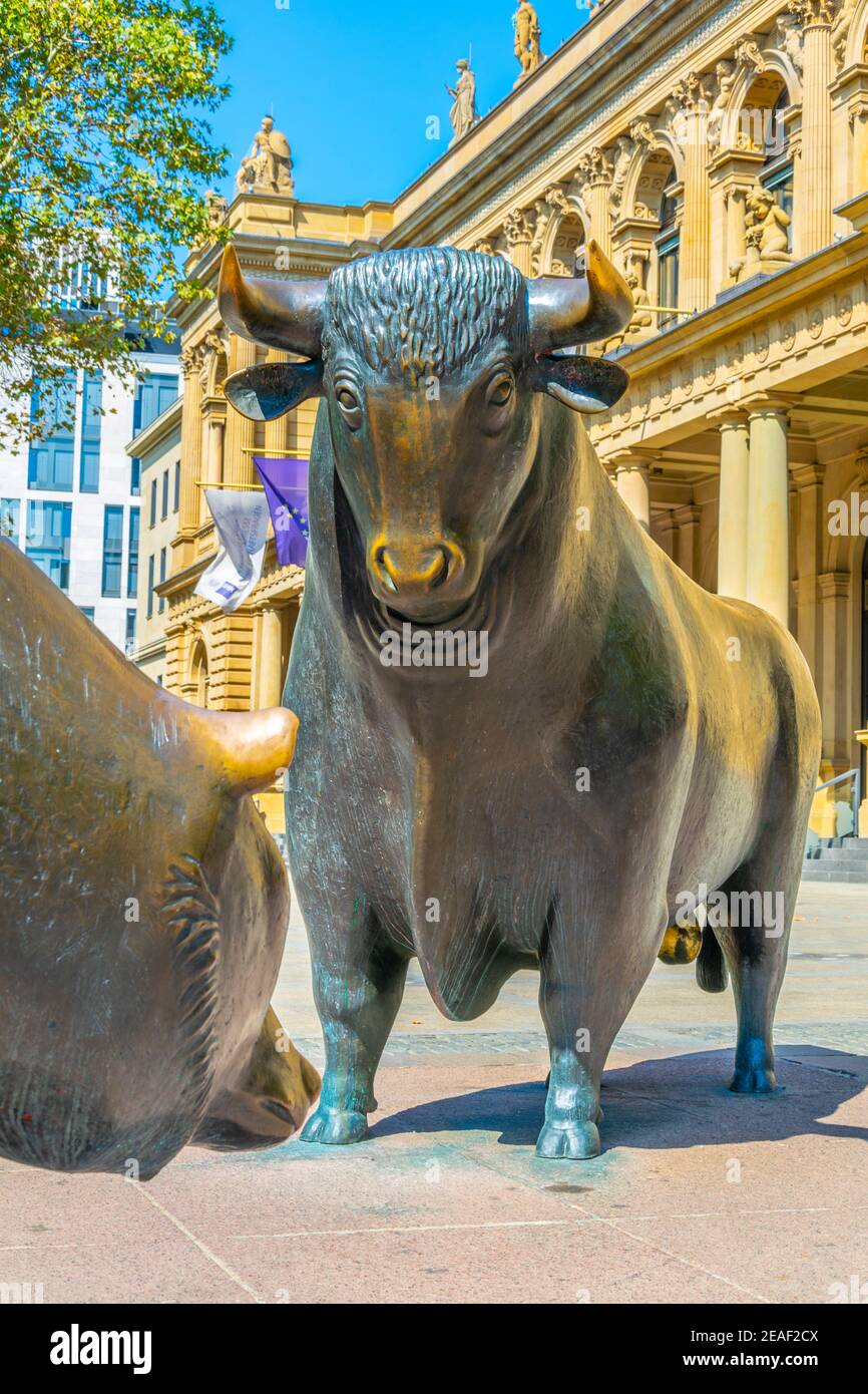 Statues d'un ours et d'un taureau devant le bâtiment de la Bourse de Francfort, en Allemagne Banque D'Images