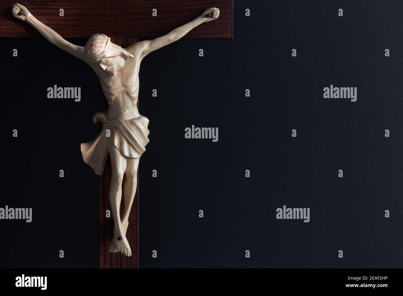 Croix de bois crucifix avec Jésus sur fond noir avec copie espace Banque D'Images