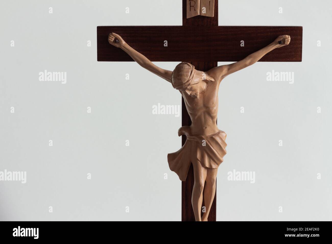 Croix de bois crucifix avec Jésus sur fond blanc avec copie espace Banque D'Images
