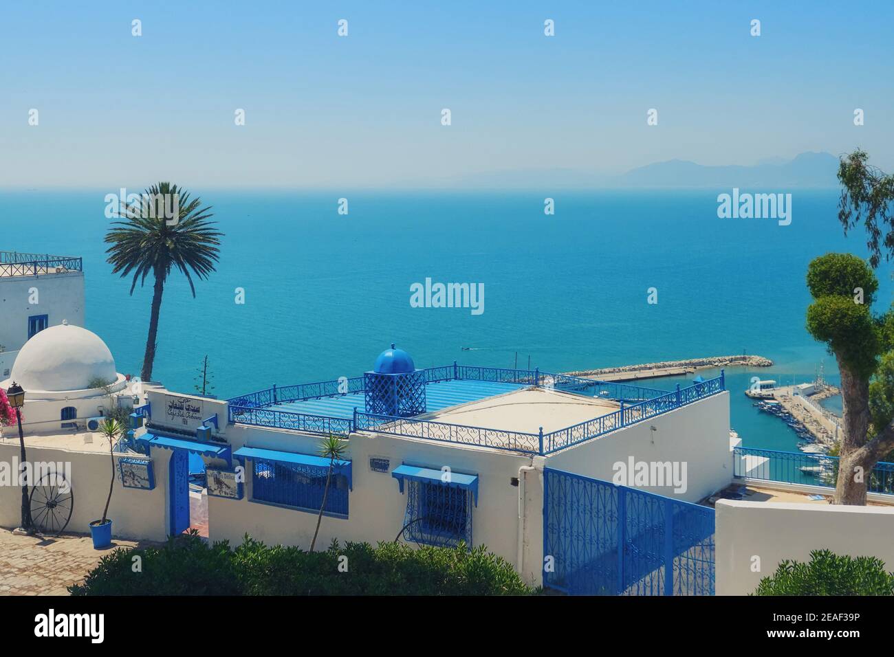Vue sur la mer et café arabe Sidi Chebaane à Sidi Bou a dit. Maison blanche et bleue, café des délices - Sidi Bou Said, Tunisie, 06 18 2019 Banque D'Images Vue sur la mer et café arabe Sidi Chebaane à Sidi Bou a dit. Maison blanche et bleue, café des délices - Sidi Bou Said, Tunisie, 06 18 2019 Banque D'Images