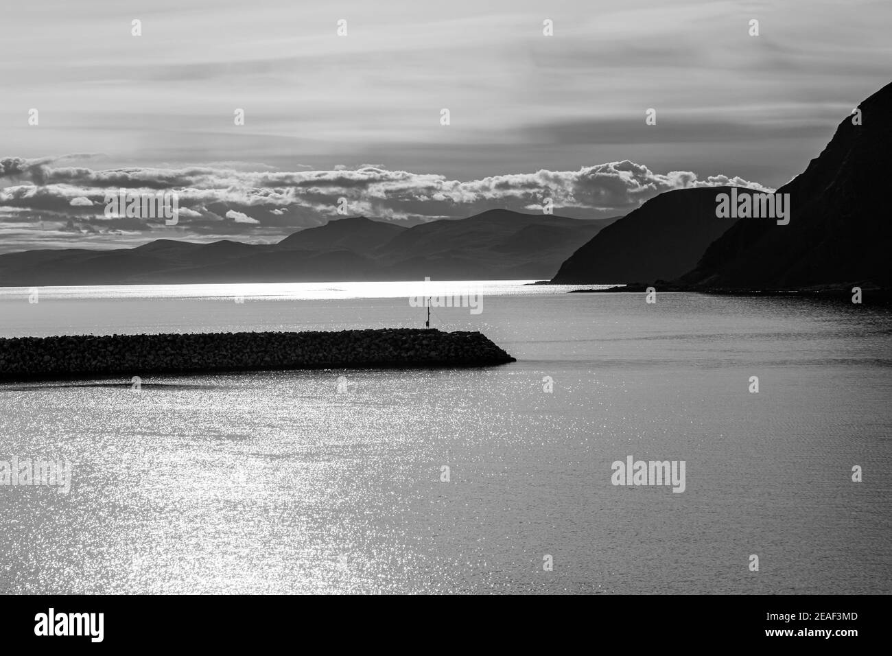 Paysage avec mer et montagne près de Honnigsvåg, norvège Banque D'Images