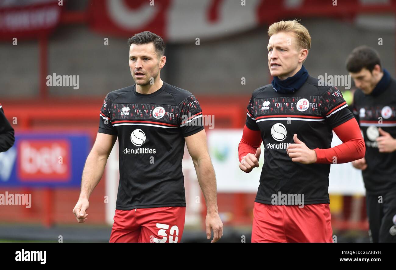 Mark Wright (à gauche) et son frère Josh se réchauffent avant le match Sky Bet League Two entre Crawley Town et Harrogate Town au People's Pension Stadium , Crawley , Royaume-Uni - 6th février 2021 photo Simon Dack/Telephoto Images. - Usage éditorial seulement. Pas de merchandising. Pour les images de football, les restrictions FA et Premier League s'appliquent inc. Aucune utilisation Internet/mobile sans licence FAPL - pour plus de détails, contactez football Dataco Banque D'Images