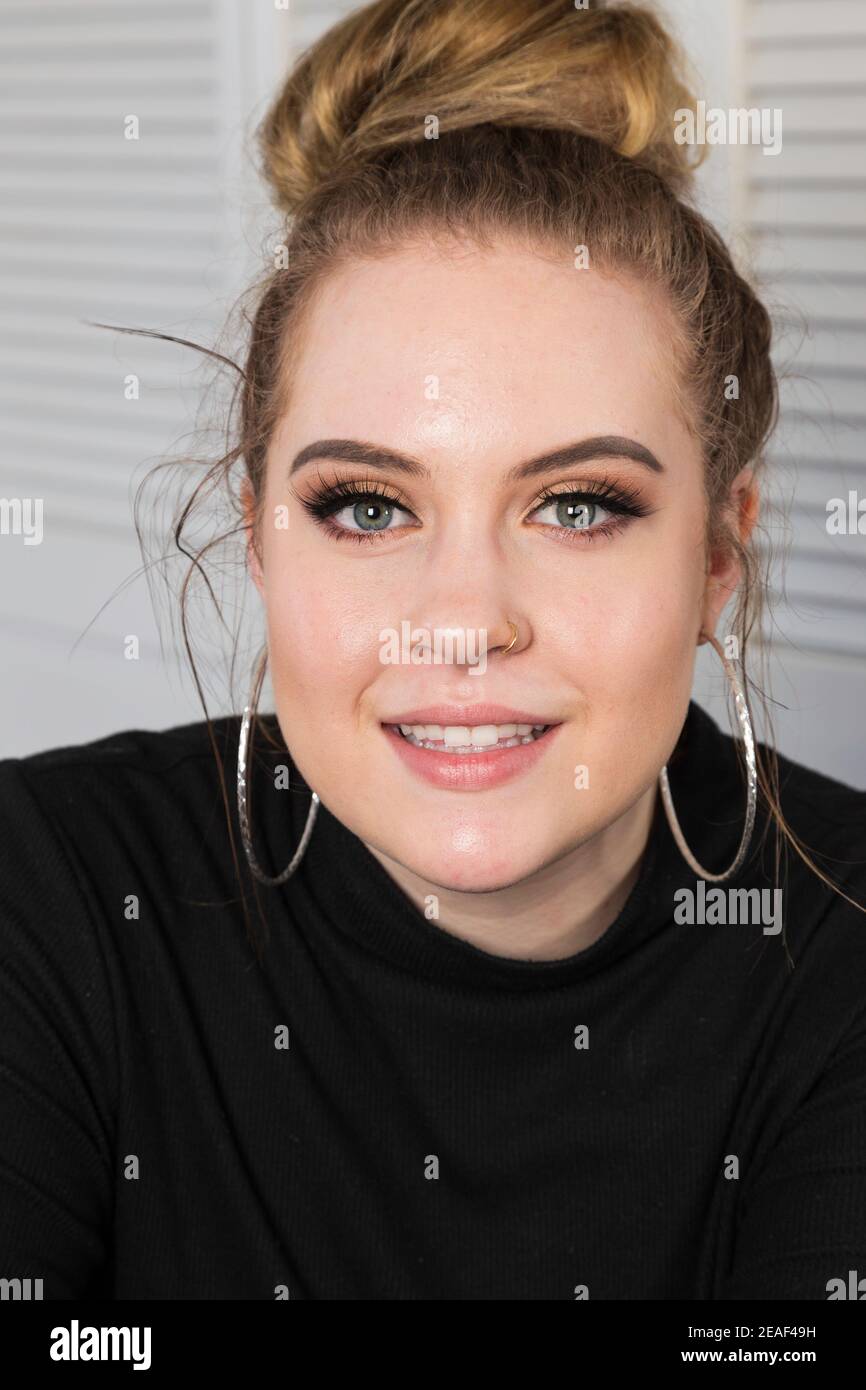 Jolie femme de 19 ans, souriant et Looking at Camera, USA Banque D'Images