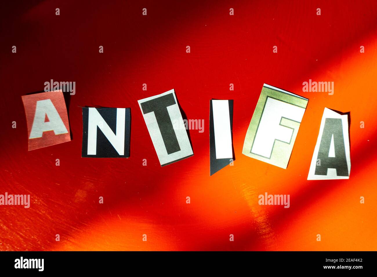 TheWord 'ANTIFA' utilisant des lettres papier découpées dans la typographie d'effet de note de rançon, USA Banque D'Images