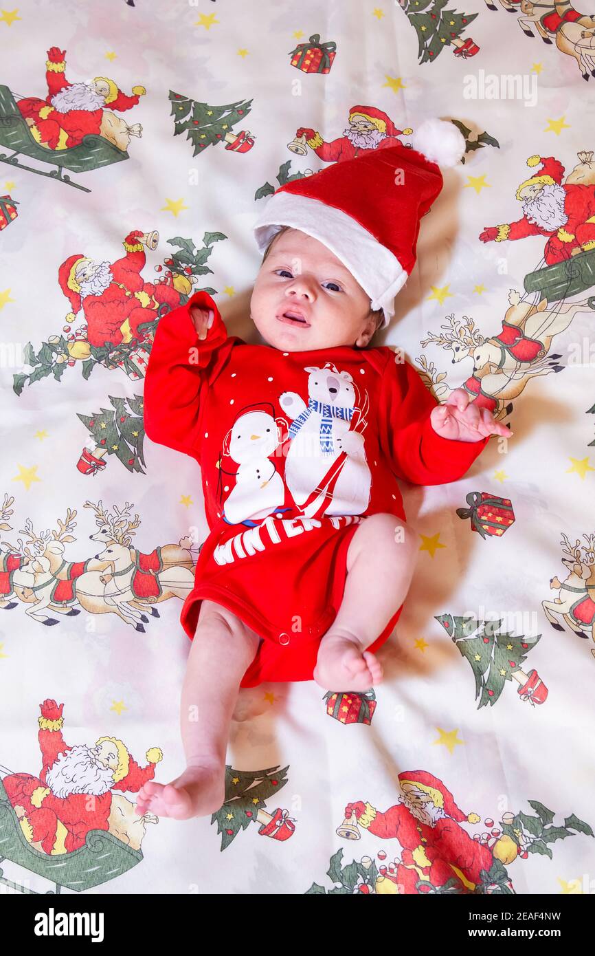 bébé enfant en costume de père noël, bébé garçon en vêtements de père noël  Photo Stock - Alamy