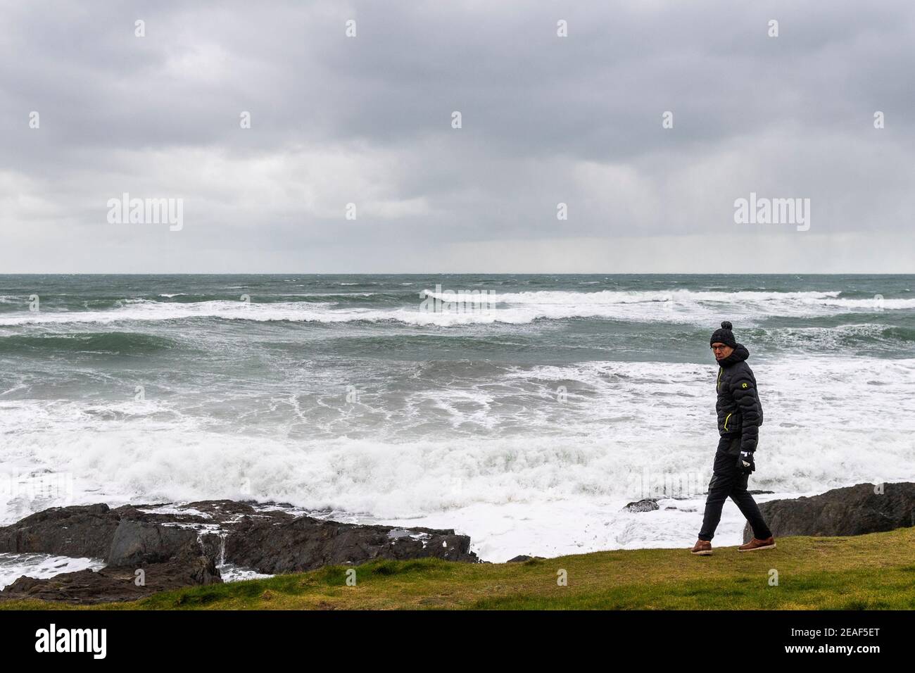 Inchydoney, West Cork, Irlande. 9 février 2021. Il y avait des mers très agitées et des vents de force à Inchydoney Beach aujourd'hui. Met Éireann a prévu plus de la même chose jusqu'à jeudi matin quand on s'attend à de la neige. Crédit : AG News/Alay Live News Banque D'Images