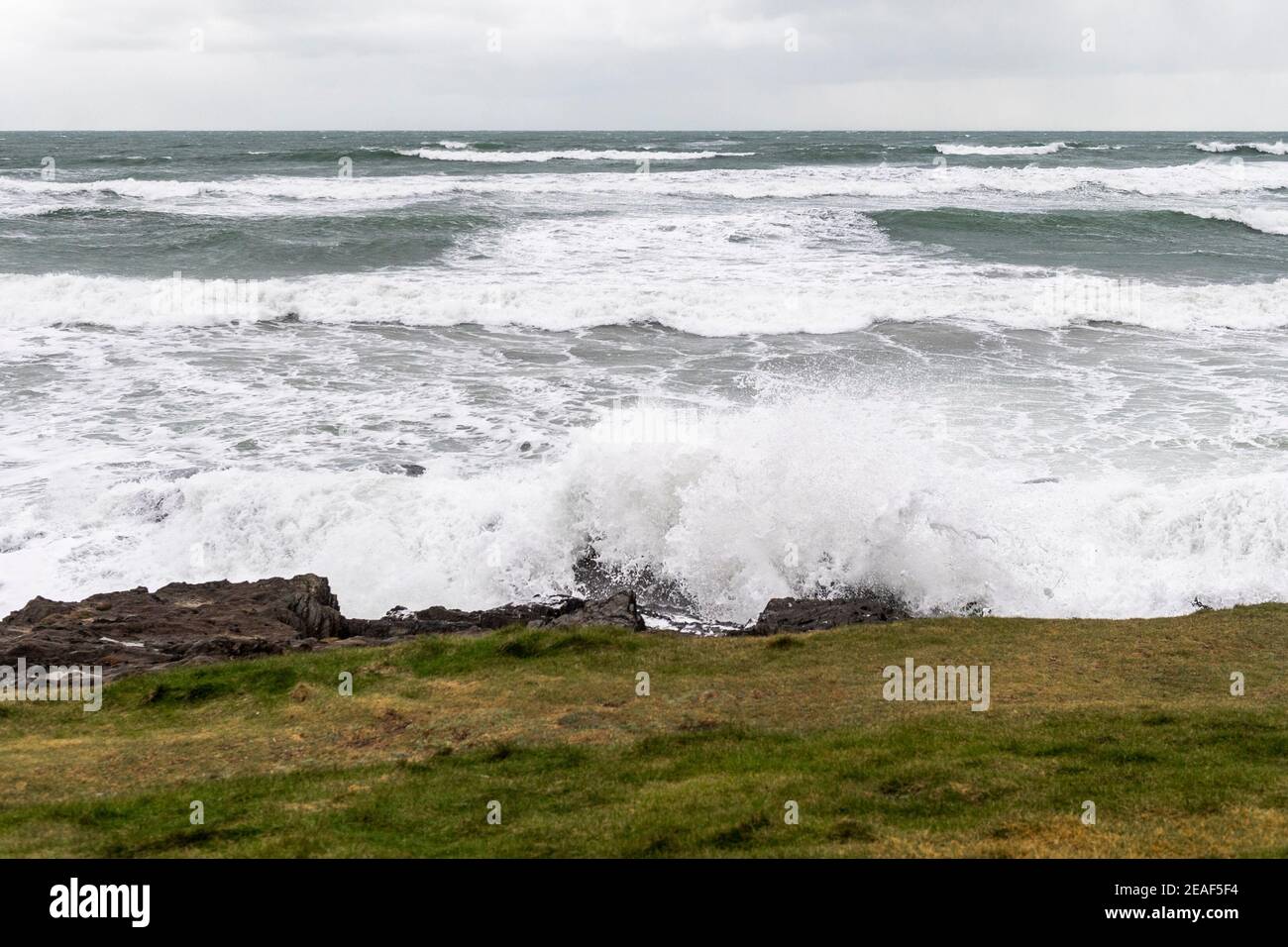 Inchydoney, West Cork, Irlande. 9 février 2021. Il y avait des mers très agitées et des vents de force à Inchydoney Beach aujourd'hui. Met Éireann a prévu plus de la même chose jusqu'à jeudi matin quand on s'attend à de la neige. Crédit : AG News/Alay Live News Banque D'Images