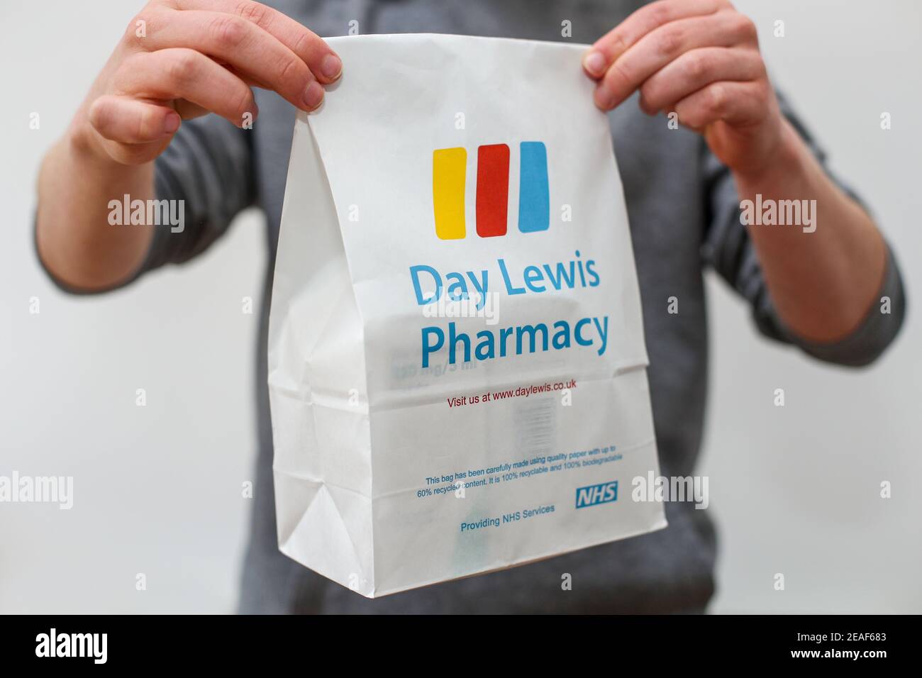 Un homme qui lui a remis une ordonnance NHS de la pharmacie Day Lewis. Banque D'Images