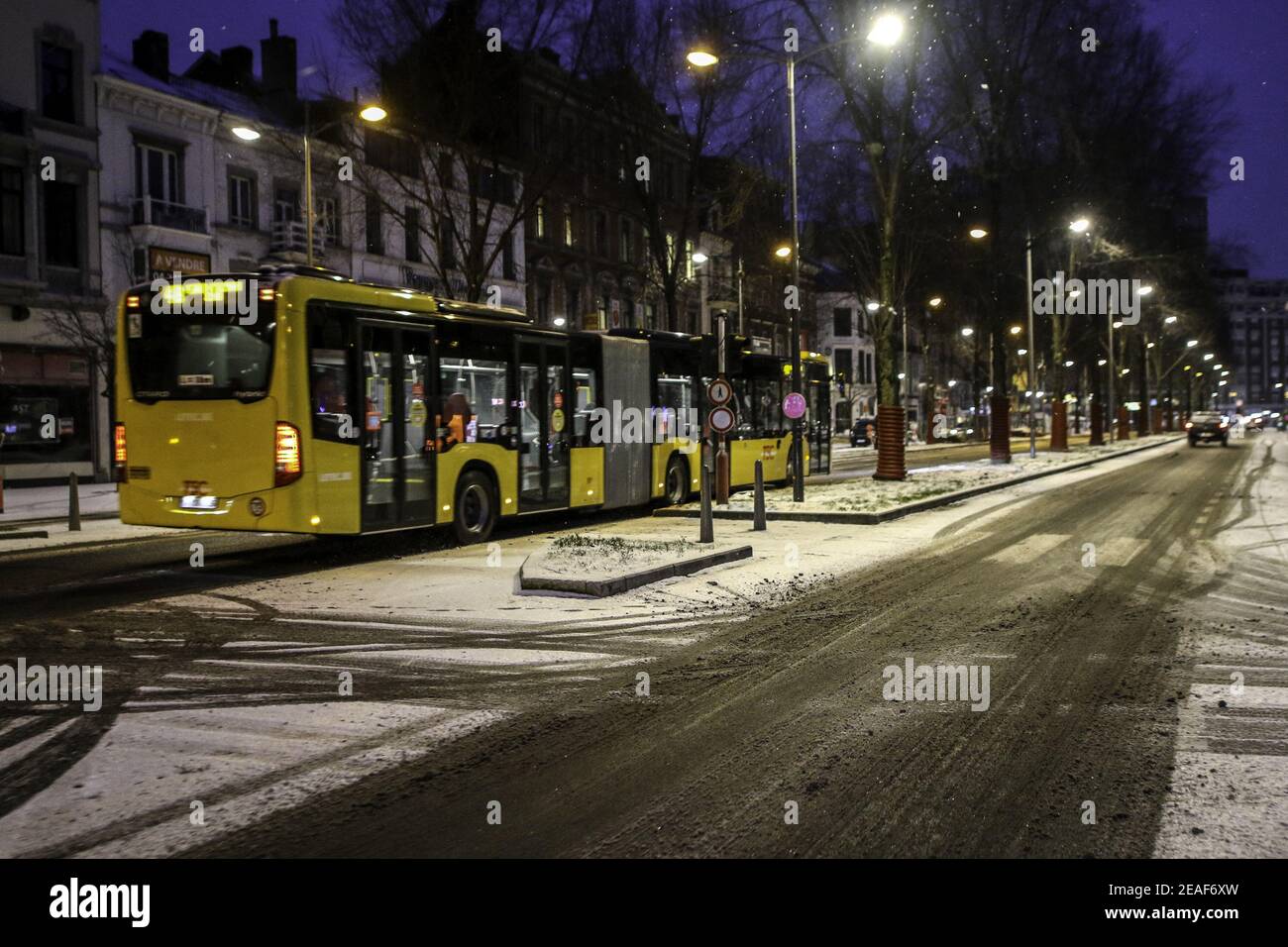 Les habitants de Liège découvrent les quelques centimètres de neige qui sont tombés pendant la nuit, à Liège, Belgique, le 09 février 2021. Photo de Philippe Bourguet/BePress/ABACAPRESS.COM Banque D'Images