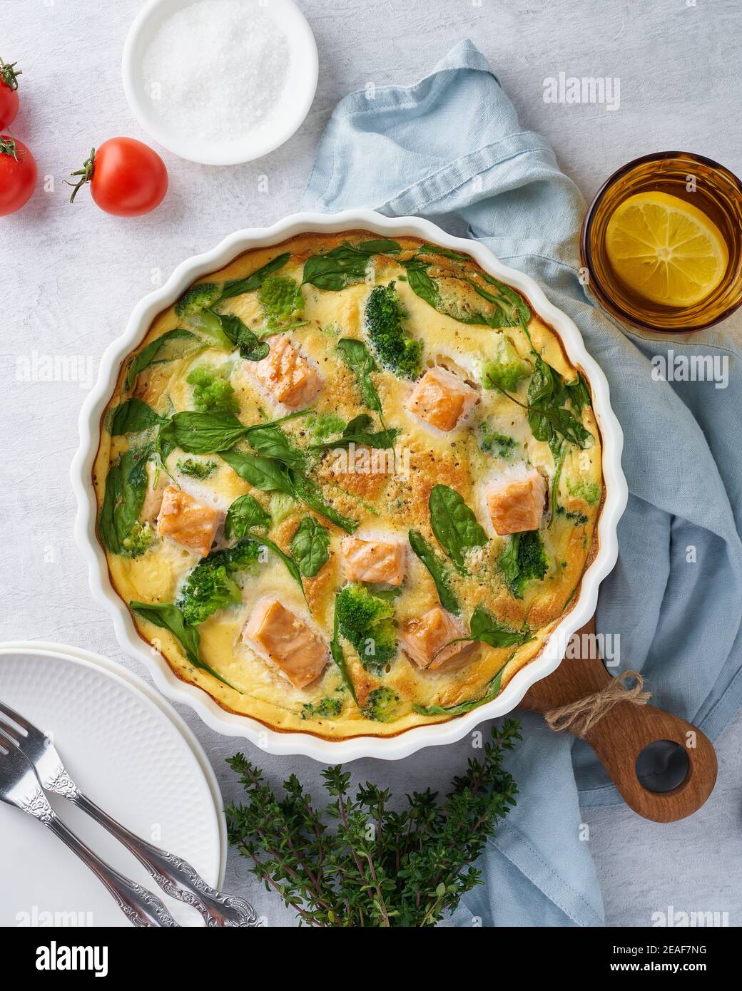 Frittata à base d'œufs, omelette au saumon, brocoli et épinards, vue de dessus, verticale Banque D'Images