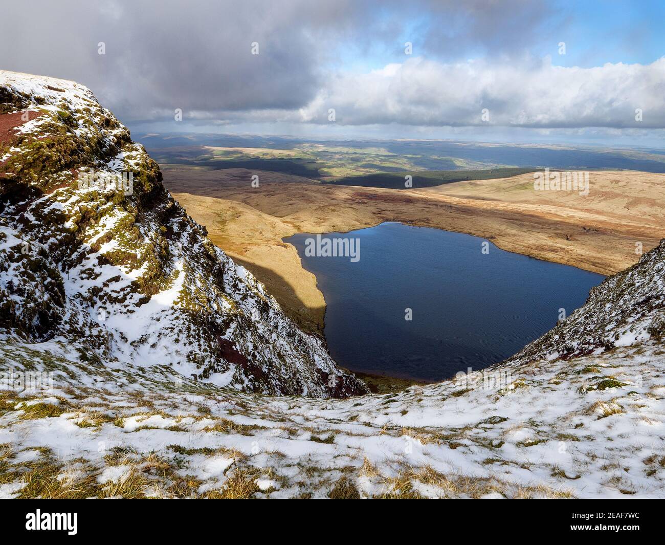 En regardant vers le bas de Bwlch Gledd sur la crête de Fan Brycheiniog jusqu'à lac Llyn y Fan Fawr dans les Brecon Beacons of Pays de Galles du Sud Royaume-Uni Banque D'Images