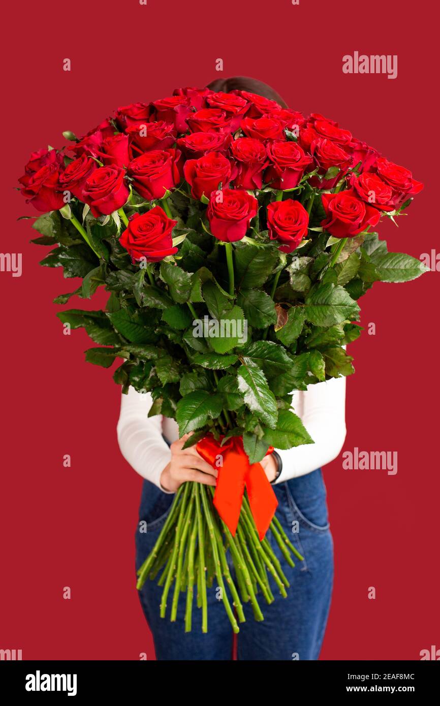 La fille avec grand bouquet de roses de fleur Photo Stock - Alamy