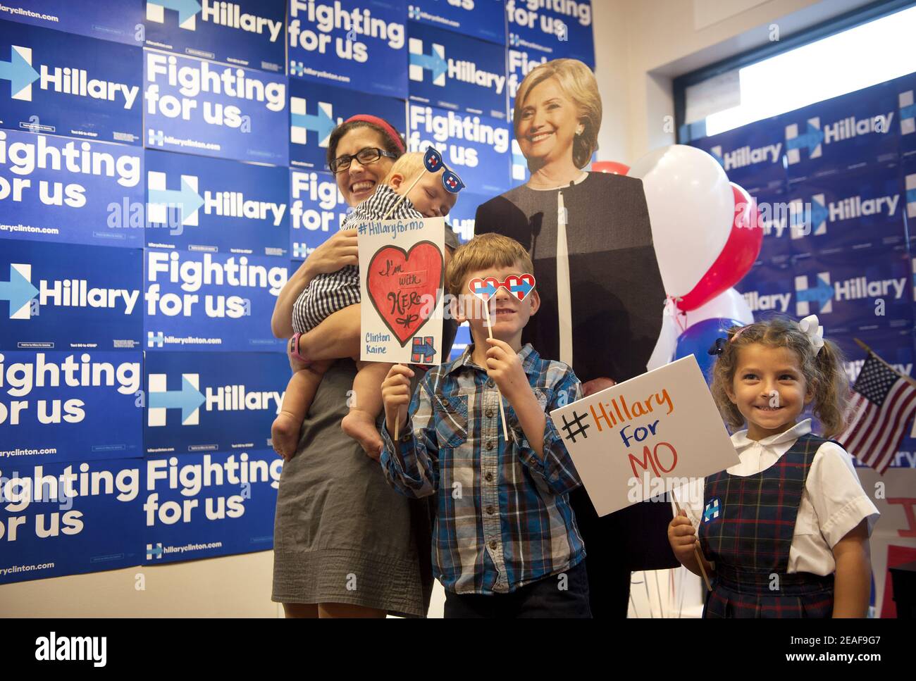 La famille Marquard de St. Louis, Missouri USA pose avec un carton grandeur nature découpé de la candidate présidentielle américaine Hillary Clinton. Banque D'Images