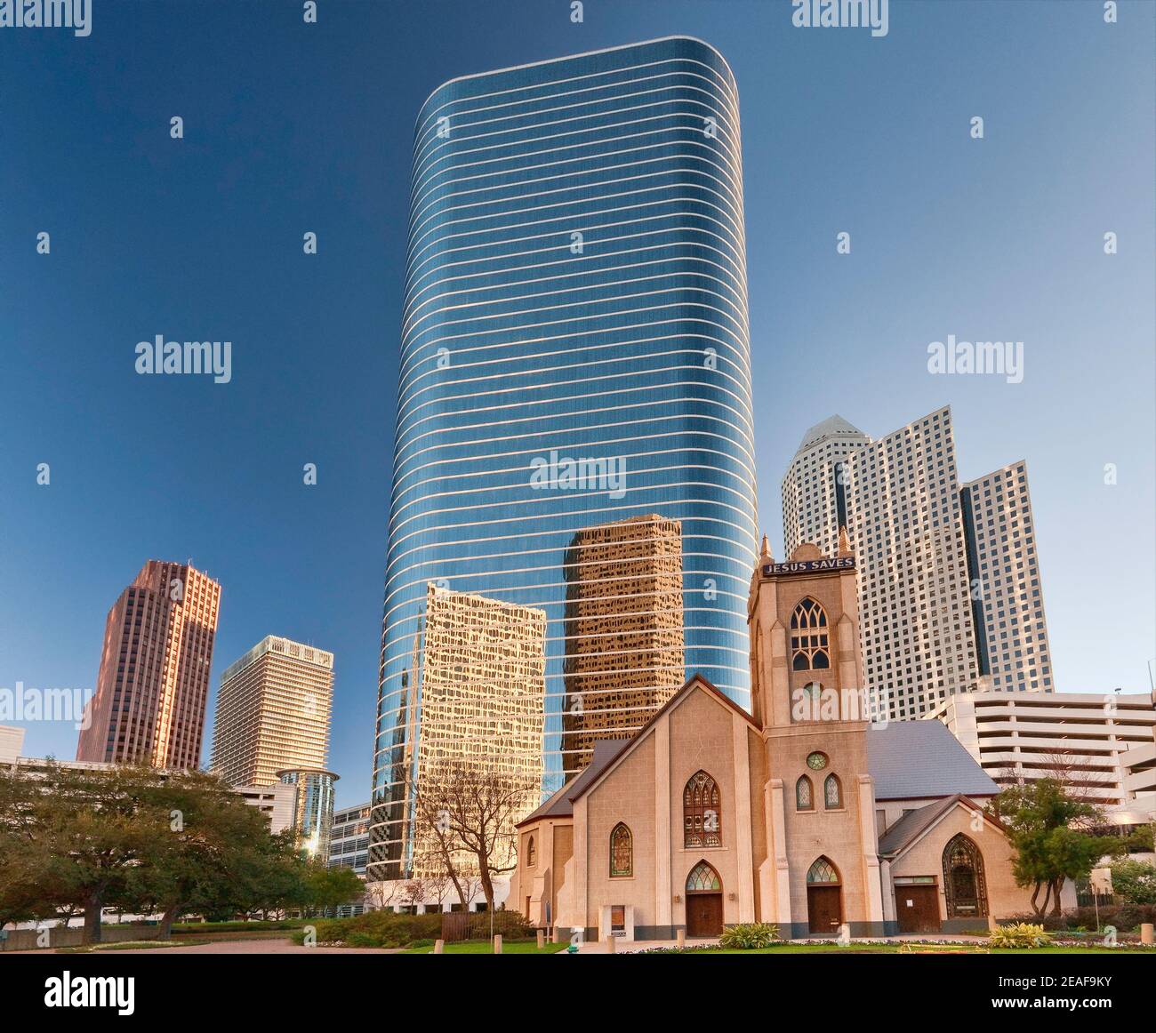 Église baptiste Missionnaire d'Antioch, 1400 Smith Street Tower (ancien Enron Center) derrière, reflétant d'autres gratte-ciels du centre-ville, Houston, Texas, États-Unis Banque D'Images