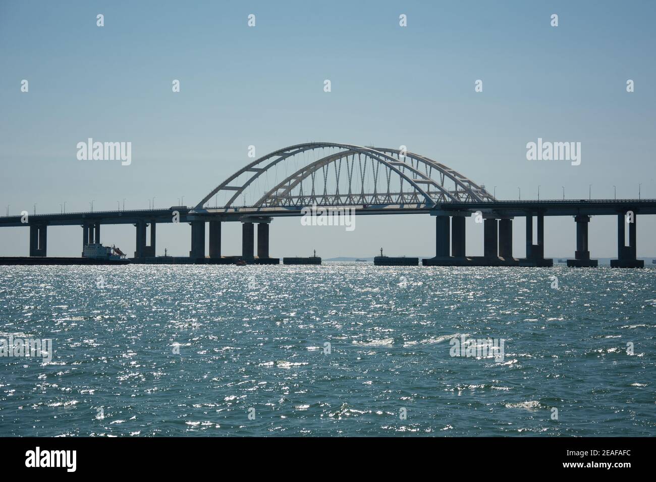 Pont de Crimée traversant le détroit de Kerch par temps clair Russie Banque D'Images