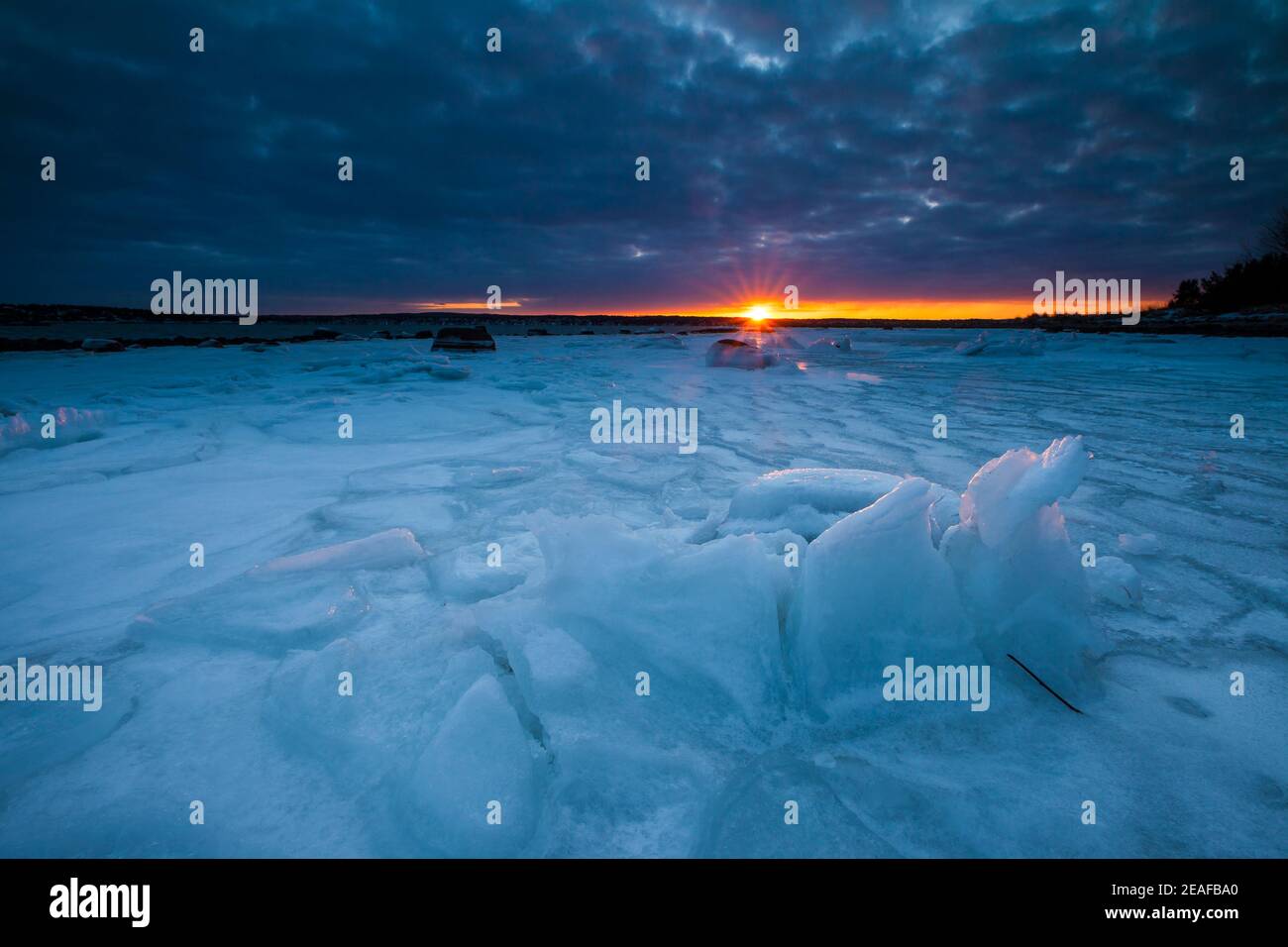 Lever du soleil en hiver et formations de glace arty à Teibern à Larkollen, près de l'Oslofjord, Moss kommune, Østfold, Norvège. Banque D'Images