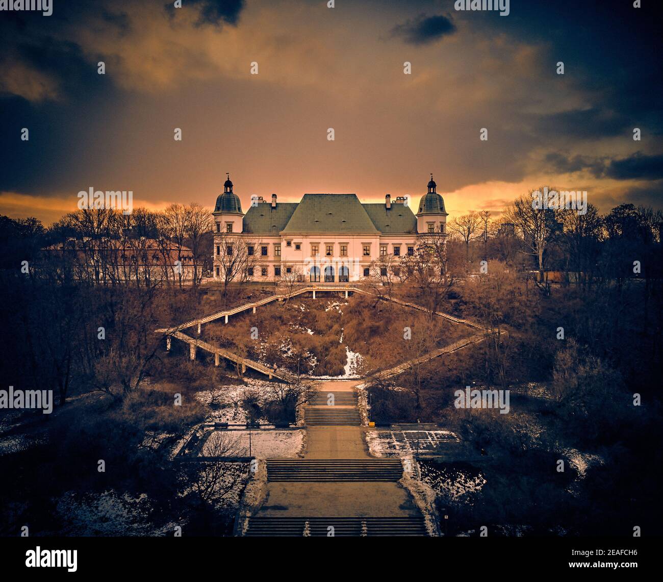 Belle vue panoramique sur les drones aériens sur le Centre de contemporain Art dans le château d'Ujazdowski avec un beau baroque garez-vous au coucher du soleil Banque D'Images