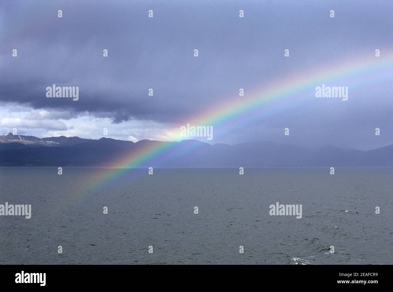 Double arc-en-ciel spectaculaire au-dessus de Beagle Channel, Argentine Banque D'Images