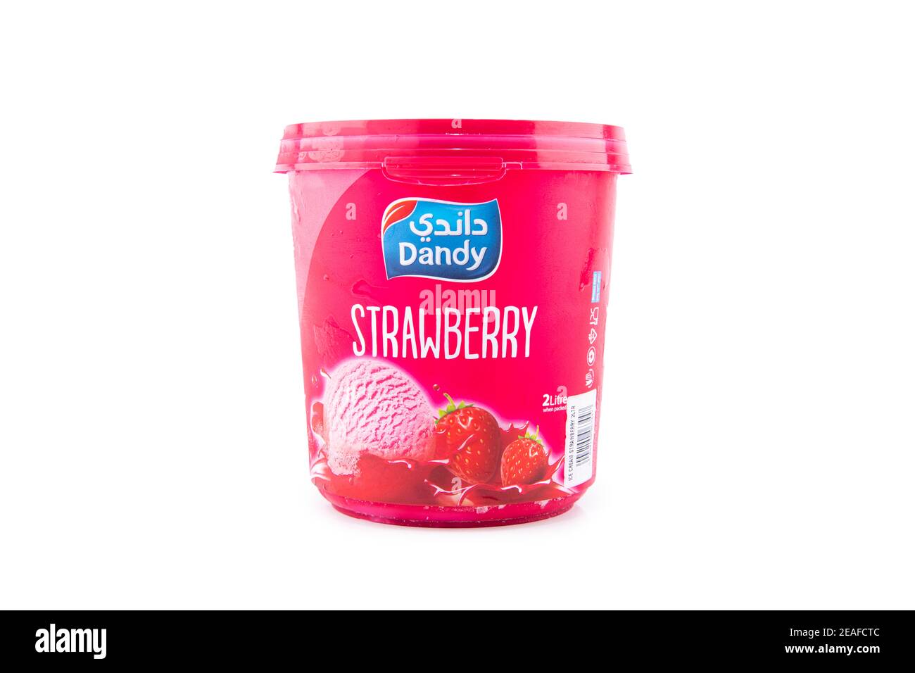 Seau de glace aux fraises sur fond blanc. Banque D'Images