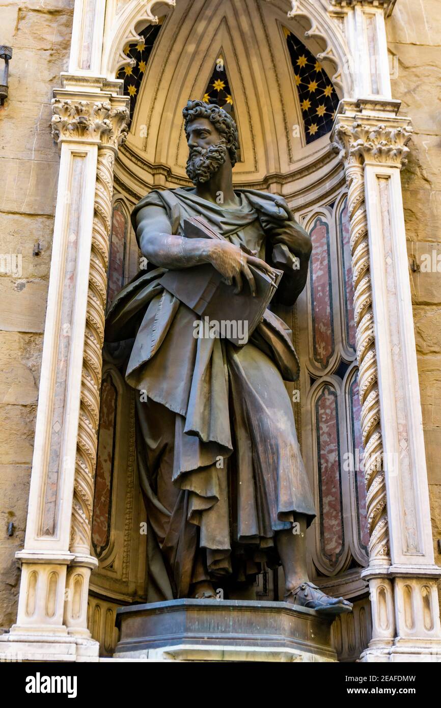Vue sur la statue de Saint-Luc par Giambologna, à l'extérieur de l'église Orsanmichele à Florence, en Italie Banque D'Images