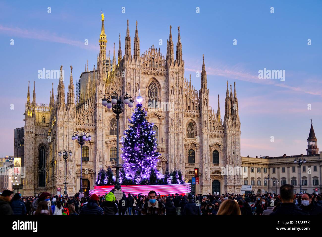 Milan, Italie - décembre 15, 2020: Arbre de Noël devant la cathédrale de Milan, place Duomo en décembre pleine de personnes portant des masques à protéger de C Banque D'Images Milan, Italie - décembre 15, 2020: Arbre de Noël devant la cathédrale de Milan, place Duomo en décembre pleine de personnes portant des masques à protéger de C Banque D'Images