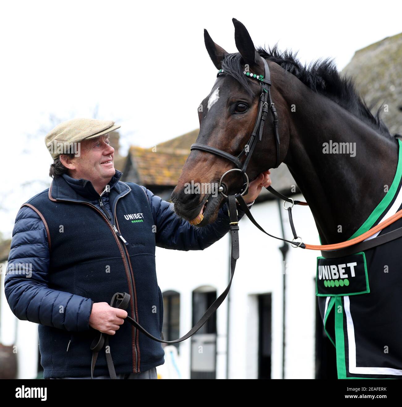 Photo du dossier datée du 17-02-2020 de l'entraîneur Nicky Henderson et Altior. Date de publication : le mardi 9 février 2021. Banque D'Images