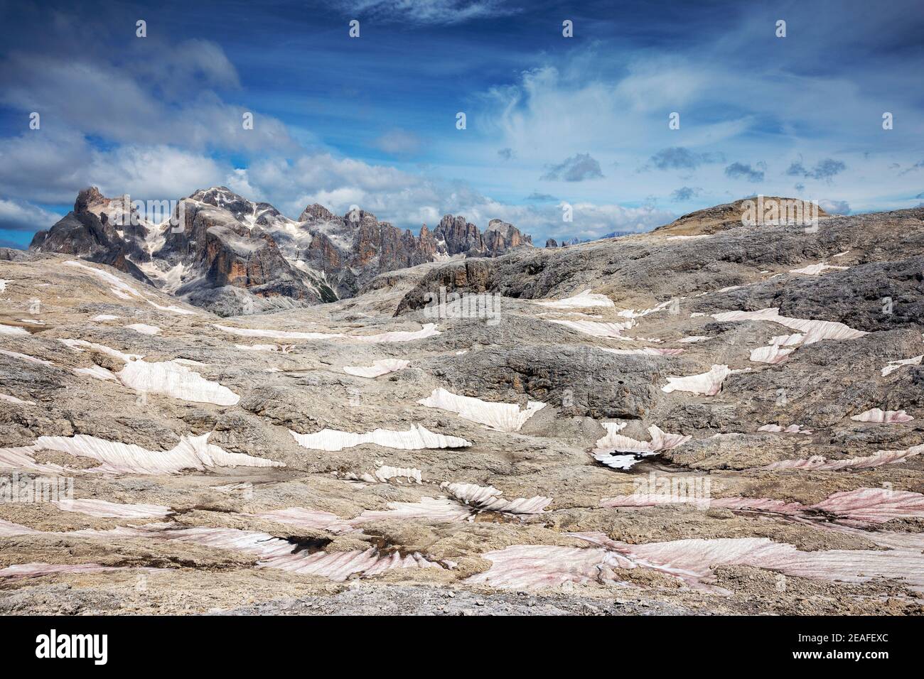 Le plateau du Pale di San Martino. Cavités karstiques, vue sur les sommets du côté nord. Trentin. Italie. Europe. Banque D'Images