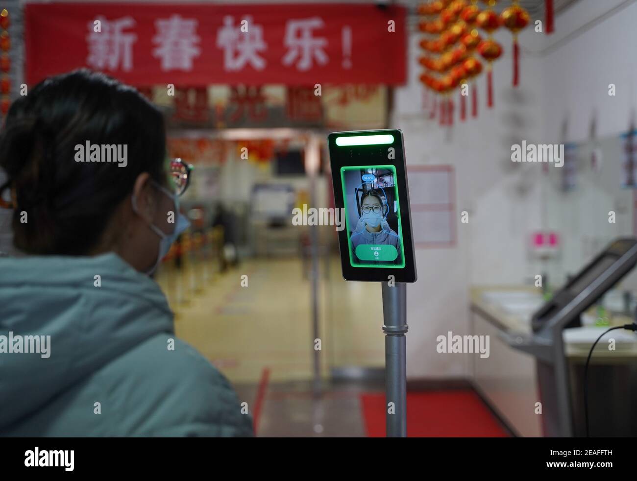 (210209) -- BEIJING, le 9 février 2021 (Xinhua) -- UNE étudiante fait vérifier sa température corporelle avant d'entrer dans une cantine à l'Université de Beijing Jiaotong à Beijing, capitale de la Chine, le 8 février 2021. Tenant compte de l'appel de l'État pour rester mis pour le prochain Festival de printemps, ou le nouvel an lunaire chinois, comme mesure de prévention et de contrôle de COVID-19, plus de 1,000 étudiants et facultés de l'Université de Beijing Jiaotong ont choisi de passer leur séjour sur le campus. Plus de 700 membres du personnel de restauration, de sécurité, d'alimentation et de services médicaux de l'université ont également collé à leurs postes pour que thos Banque D'Images