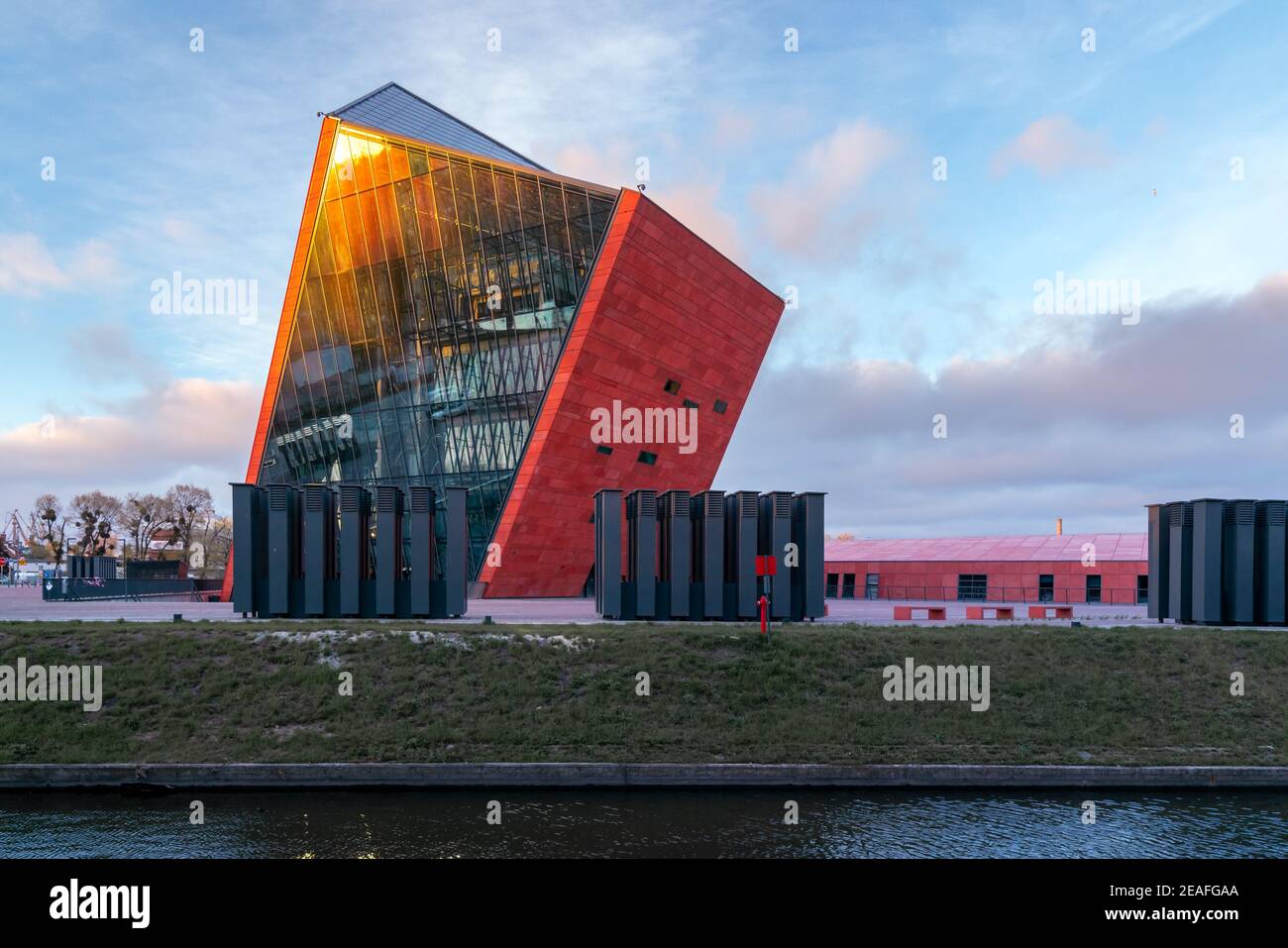 Gdansk, Pologne - 05.06.2017 : une architecture moderne à Gdansk, en Pologne, sur la côte Baltique. Bâtiment rouge d'un musée de la Seconde Guerre mondiale. Verre, béton et Banque D'Images