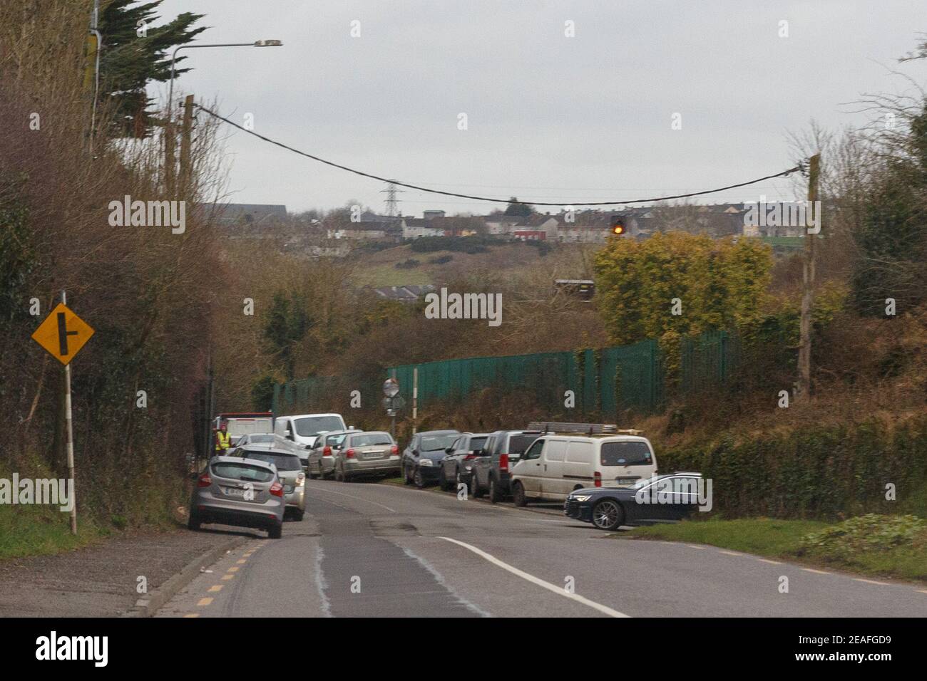 Cork, Irlande, 9 février 2021 de grandes foules se réunissent de tout le pays pour les funérailles, Cork, Irlande. S'IL VOUS PLAÎT NE PAS JOINDRE MON NOM SI PUBLIÉ de grandes foules de partout dans le pays se sont rassemblées à l'extérieur d'une maison d'un homme local bien connu sur la route Old Mallow cet après-midi, malgré les restrictions sur les rassemblements en raison de la pandémie Covid-19. Des voitures bordées des deux côtés de la vieille route de Mallow par le pont de Shaws qui mènent à des retards importants dans la circulation dans la région tandis que les mouneurs se sont rassemblés à l'extérieur de la maison et ont déversé sur la route près de la maison. Credit: Damian Coleman/Alay Live News. Banque D'Images