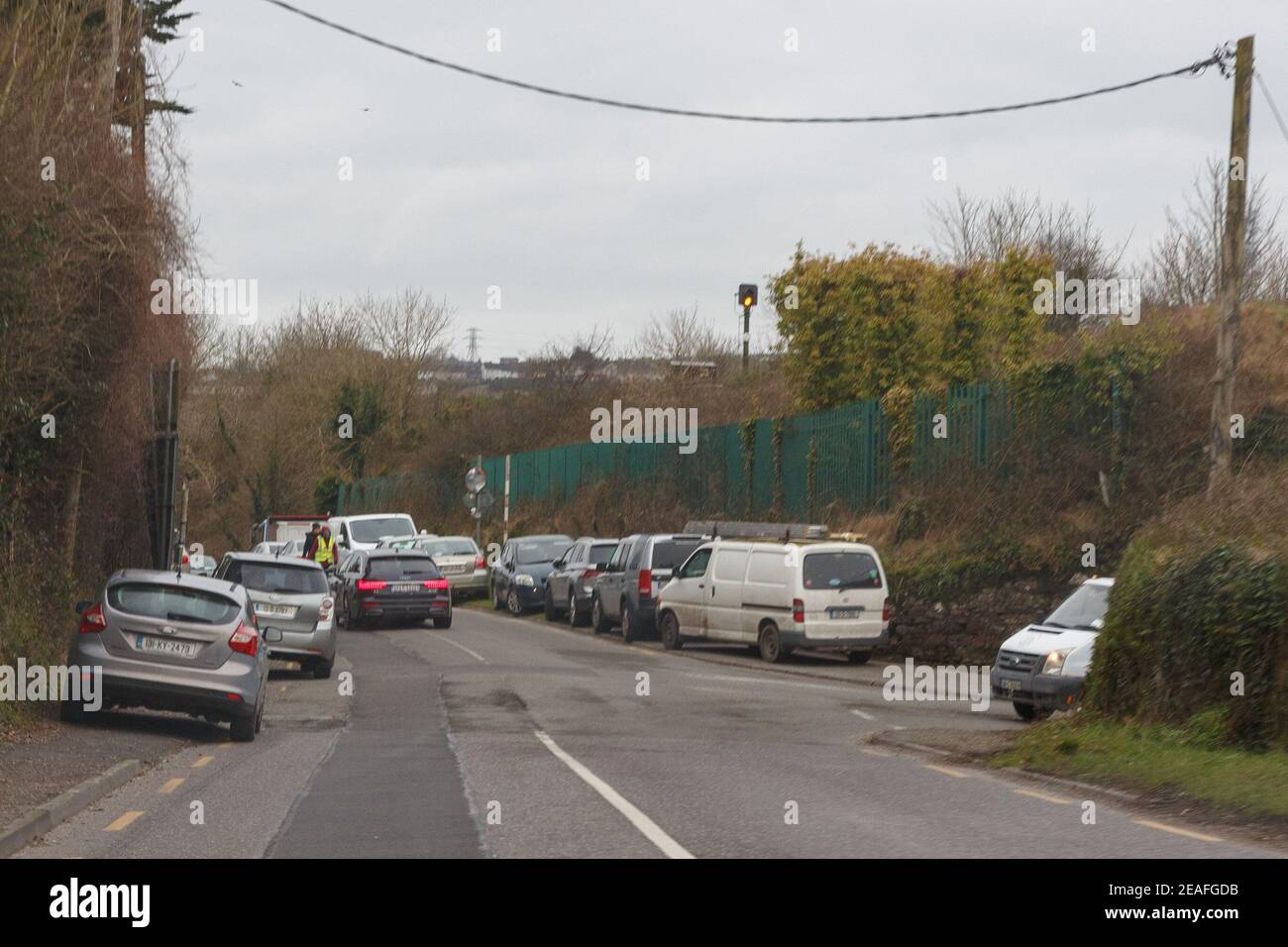 Cork, Irlande, 9 février 2021 de grandes foules se réunissent de tout le pays pour les funérailles, Cork, Irlande. S'IL VOUS PLAÎT NE PAS JOINDRE MON NOM SI PUBLIÉ de grandes foules de partout dans le pays se sont rassemblées à l'extérieur d'une maison d'un homme local bien connu sur la route Old Mallow cet après-midi, malgré les restrictions sur les rassemblements en raison de la pandémie Covid-19. Des voitures bordées des deux côtés de la vieille route de Mallow par le pont de Shaws qui mènent à des retards importants dans la circulation dans la région tandis que les mouneurs se sont rassemblés à l'extérieur de la maison et ont déversé sur la route près de la maison. Credit: Damian Coleman/Alay Live News. Banque D'Images Cork, Irlande, 9 février 2021 de grandes foules se réunissent de tout le pays pour les funérailles, Cork, Irlande. S'IL VOUS PLAÎT NE PAS JOINDRE MON NOM SI PUBLIÉ de grandes foules de partout dans le pays se sont rassemblées à l'extérieur d'une maison d'un homme local bien connu sur la route Old Mallow cet après-midi, malgré les restrictions sur les rassemblements en raison de la pandémie Covid-19. Des voitures bordées des deux côtés de la vieille route de Mallow par le pont de Shaws qui mènent à des retards importants dans la circulation dans la région tandis que les mouneurs se sont rassemblés à l'extérieur de la maison et ont déversé sur la route près de la maison. Credit: Damian Coleman/Alay Live News. Banque D'Images