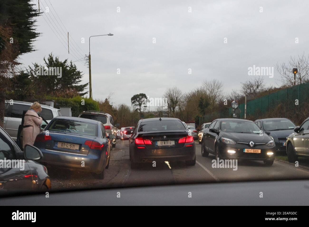 Cork, Irlande, 9 février 2021 de grandes foules se réunissent de tout le pays pour les funérailles, Cork, Irlande. S'IL VOUS PLAÎT NE PAS JOINDRE MON NOM SI PUBLIÉ de grandes foules de partout dans le pays se sont rassemblées à l'extérieur d'une maison d'un homme local bien connu sur la route Old Mallow cet après-midi, malgré les restrictions sur les rassemblements en raison de la pandémie Covid-19. Des voitures bordées des deux côtés de la vieille route de Mallow par le pont de Shaws qui mènent à des retards importants dans la circulation dans la région tandis que les mouneurs se sont rassemblés à l'extérieur de la maison et ont déversé sur la route près de la maison. Credit: Damian Coleman/Alay Live News. Banque D'Images