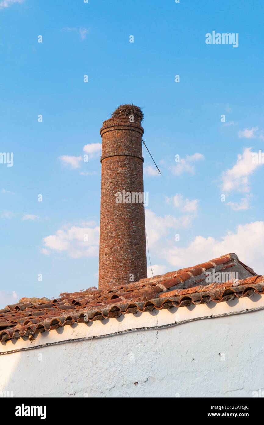 Vieille cheminée d'une usine abandonnée dans le sud de l'Espagne, avec un beau ciel bleu Banque D'Images