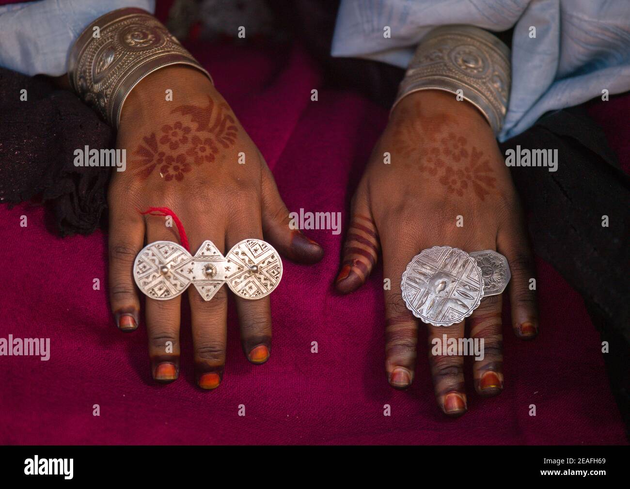 Femme avec des anneaux de Tuareg sur les doigts, Tripolitaine, Ghadames, Libye Banque D'Images