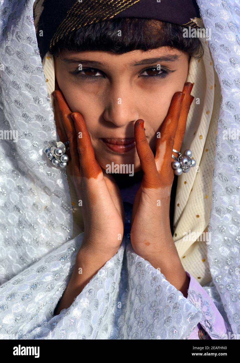 Tuareg fille en vêtements traditionnels avec le henné sur les mains,  Tripolitania, Ghadames, Libye Photo Stock - Alamy