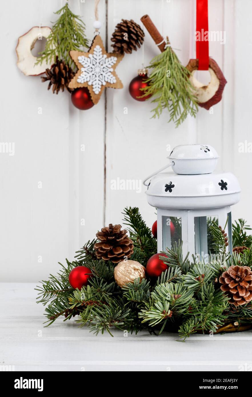 Lanterne en fer blanc et couronne de sapin. Décor de fête Banque D'Images