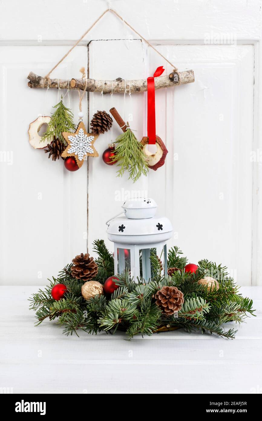 Lanterne en fer blanc et couronne de sapin. Décor de fête Banque D'Images