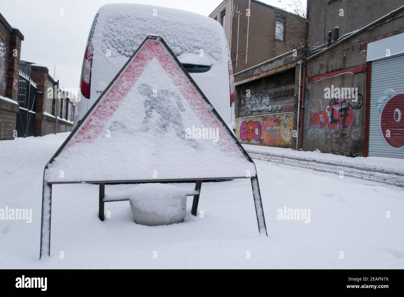 Un panneau de travail de la route recouvert de neige Banque D'Images