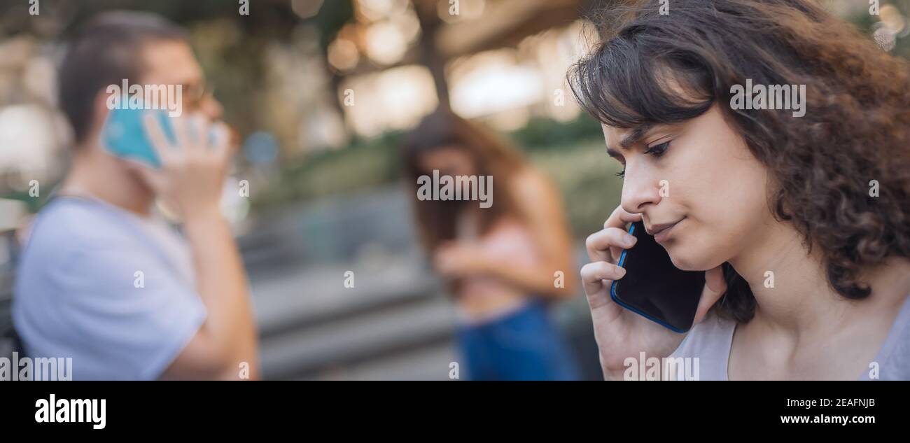 Aliénation dépendance. Groupe d'amis utilisant des smartphones ensemble. Les jeunes s'addiction aux nouvelles tendances technologiques. Jeunesse, nouvelle génération Internet ven Banque D'Images